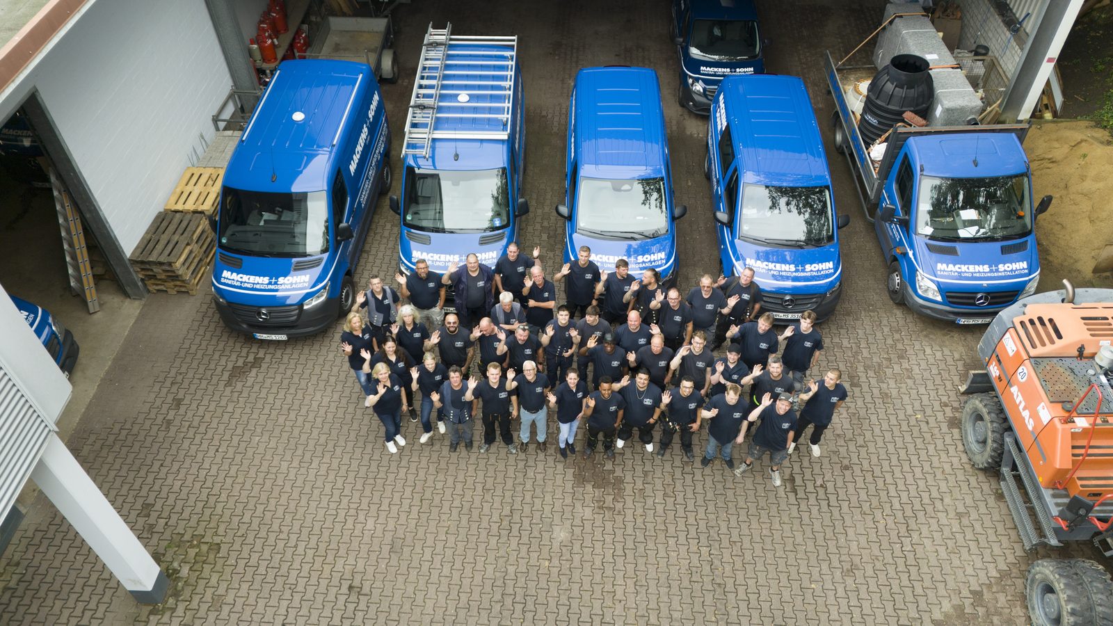 Team und Fahrzeugflotte von Mackens + Sohn aus der Luft