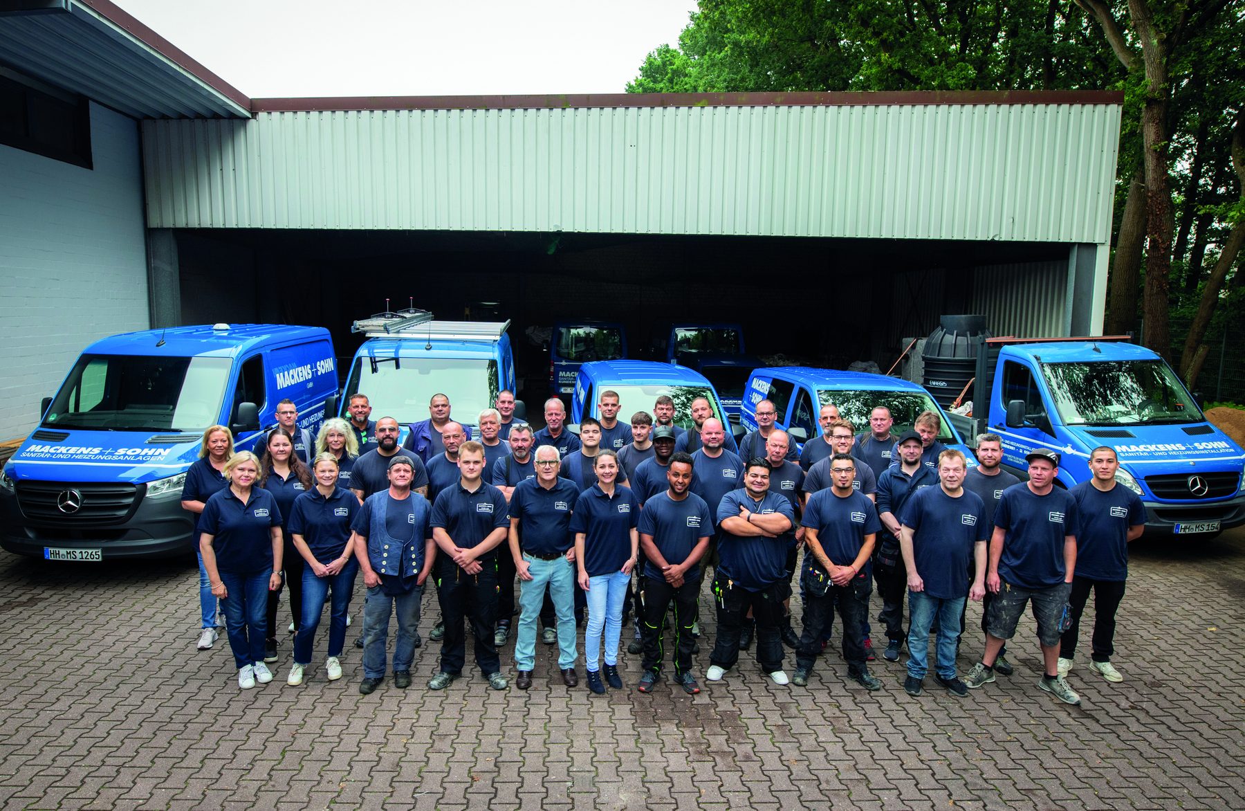 Das komplette Team von Mackens + Sohn vor dem Firmensitz